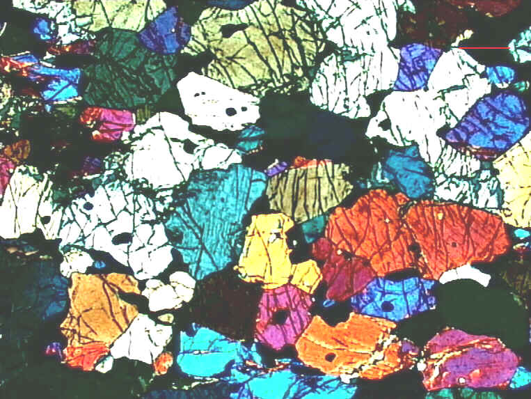 cristais de augita em piroxenito (jacupiranguito), observadas a nicóis cruzados