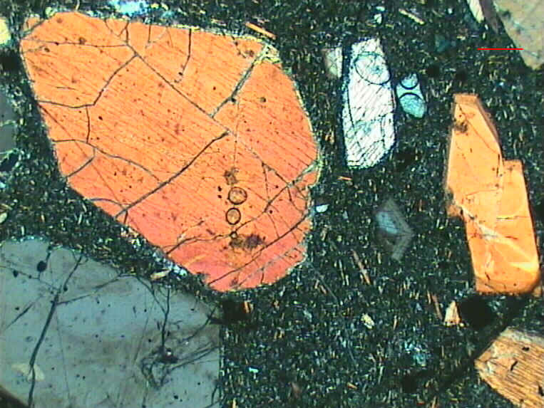 augita - pseudomorfo de olivina em basalto