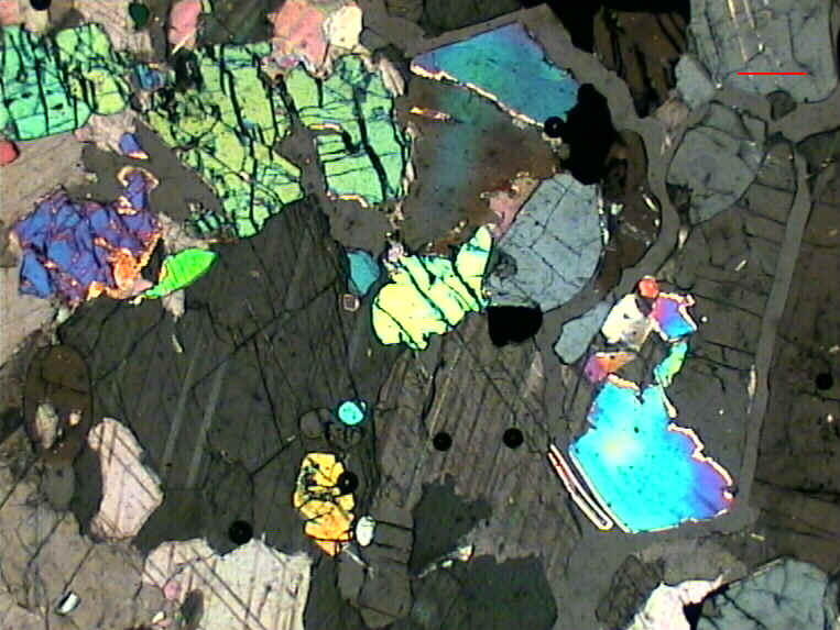 carbonatito, rocha ígnea constituída essencialmente por clacita, observada a nicóis cruzados